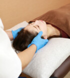 目もとをケアする施術